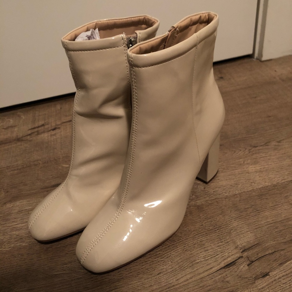 Pull&Bear wide heeled cream boots.